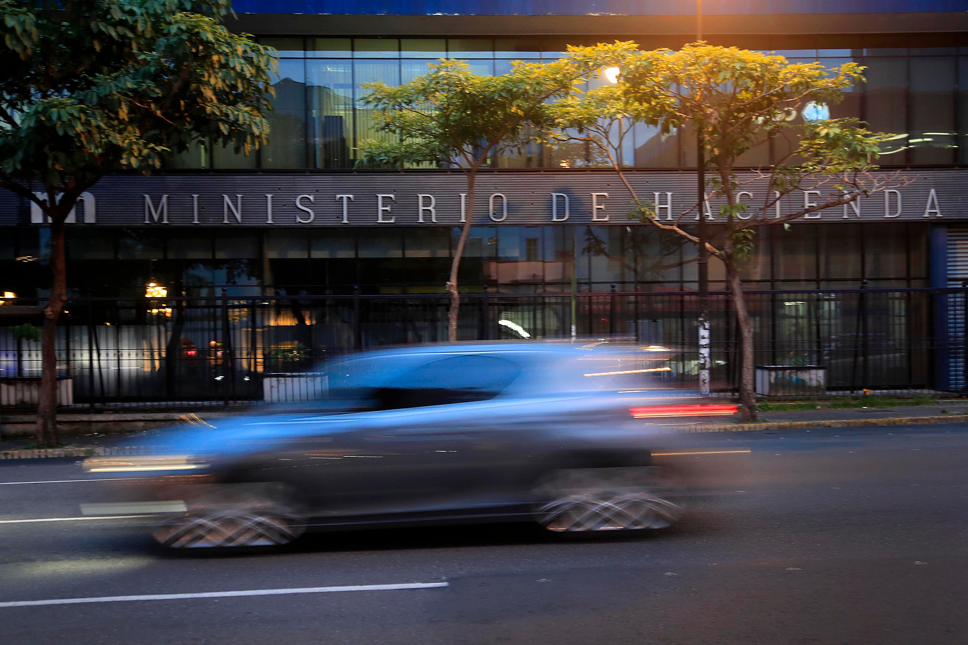 07/09/2023 Avenida Segunda, San José. Ministerio de Hacienda, edificio central. También puede servir para notas relacionadas con impuestos; marchamo; impuesto sobre propiedad de vehículos; impuesto al ruedo; derecho de circulación.