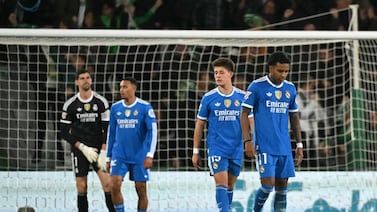 Real Madrid vivió un trago amargo ante el Elche y sigue dejando puntos ante un Barcelona que lo acosa de cerca