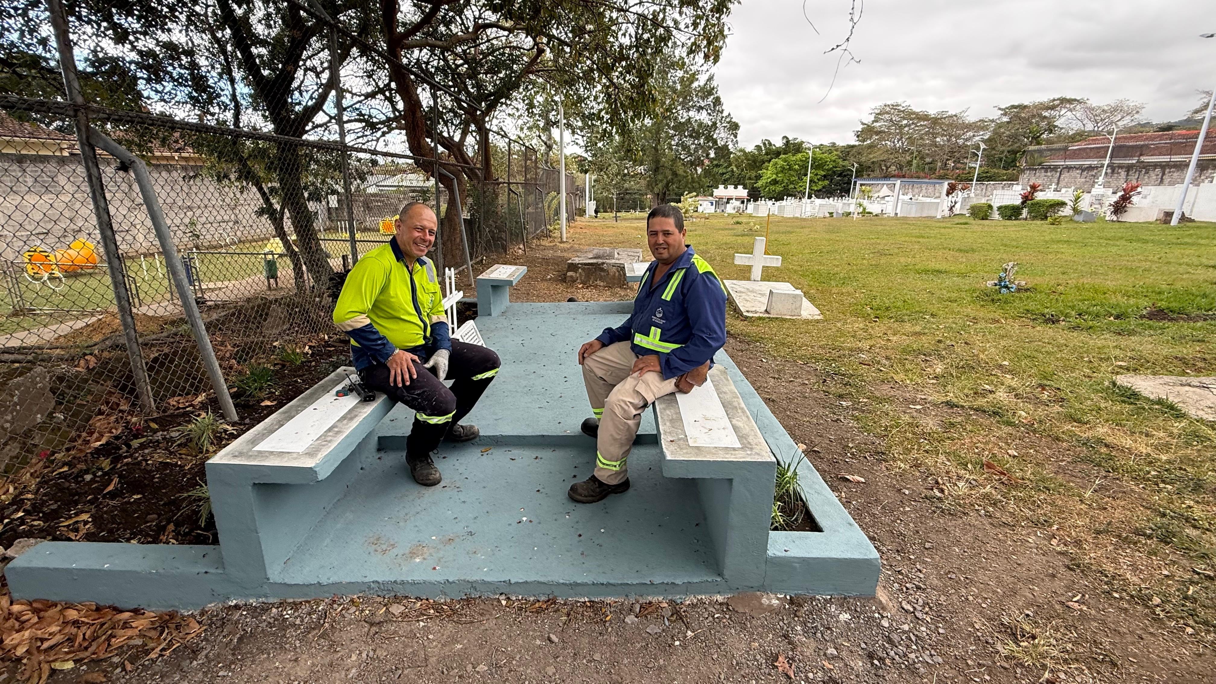 El panteonero del cementerio Zúñiga en Escazú, don Héctor Álvarez Ureña, a quien le explotó el corazón de amargura ante tanta gente que le preguntaba sobre la fosa común