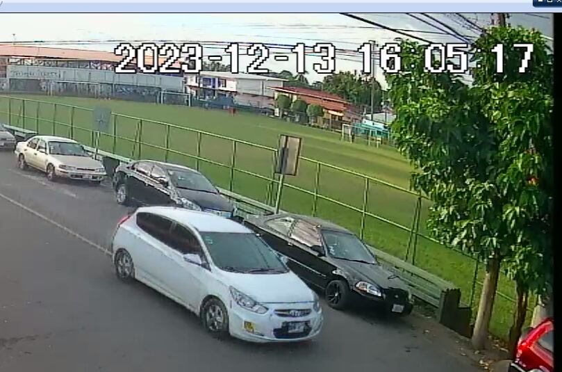 El carro de los sospechosos quedó grabado en varias cámaras.