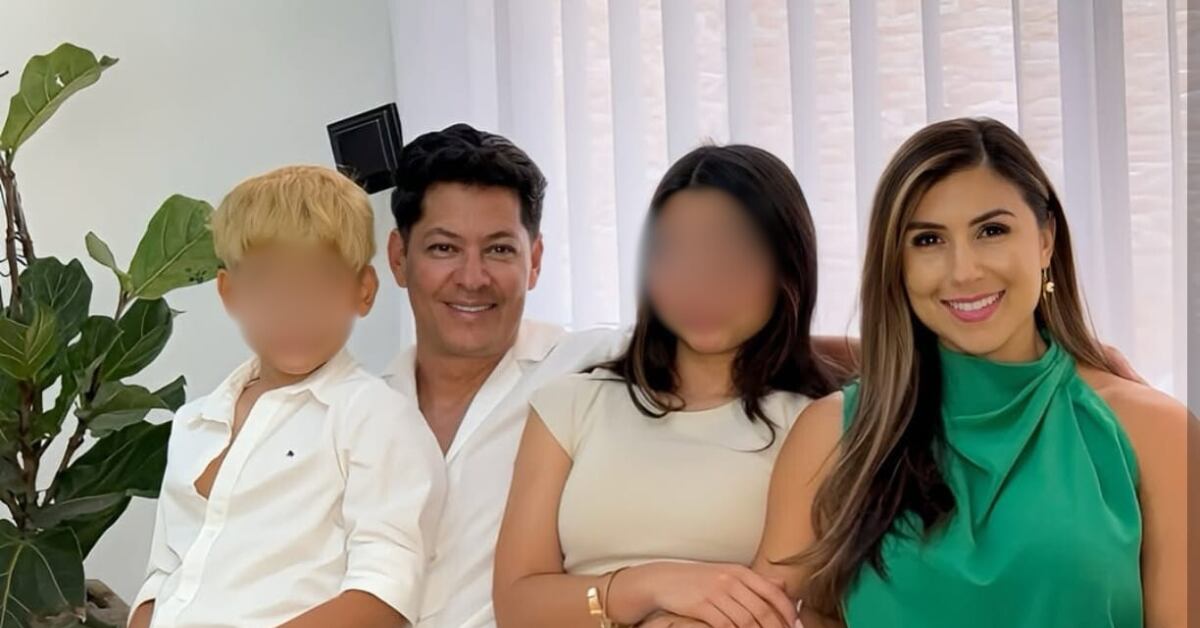En la imagen, Nicole Aldana posa junto a su esposo y sus dos hijos.