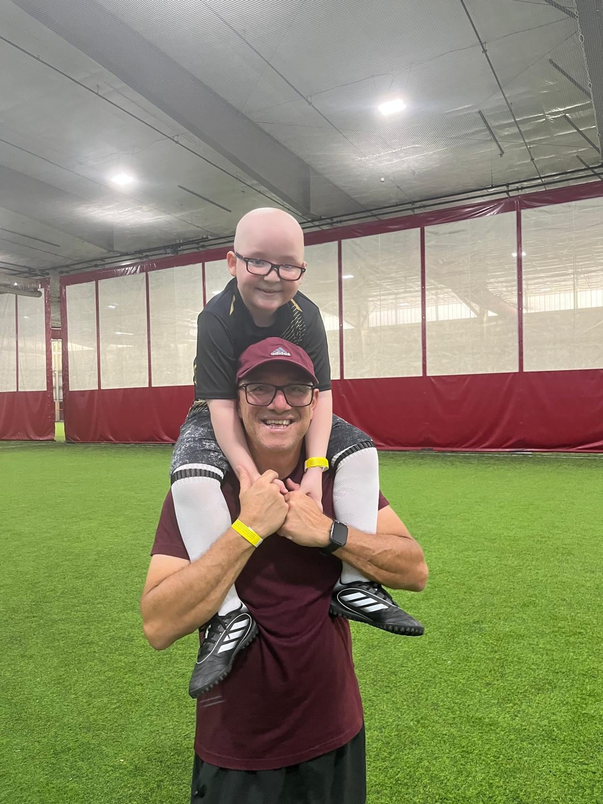 Paul Mayorga junto al campeón de David Arias que lucha contra la leucemia