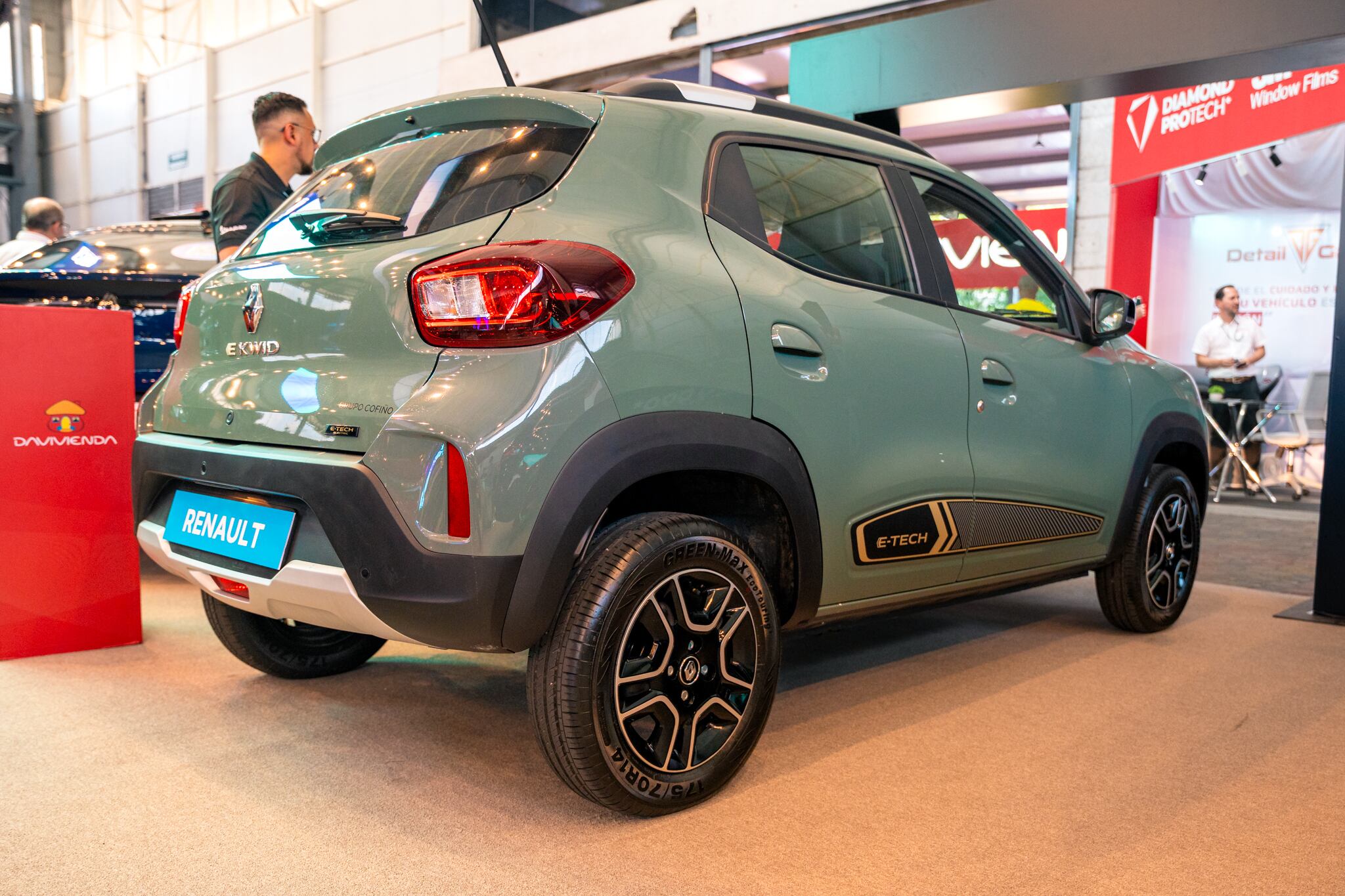 Renault eléctrico, es el KWID-E-TECH el cual nos sedujo porque lo están vendiendo en 16 mil dólares, eso son 8 millones de colones.