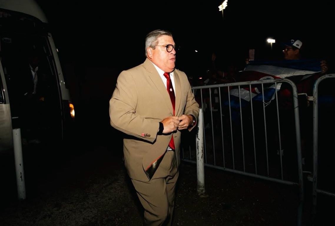 Miguel 'Piojo' Herrera, a su llegada al estadio Ergilio Hato de Curazao, donde la Selección de Costa Rica cayó ante Haití por las eliminatorias rumbo al Mundial 2026. El técnico es el blanco de las críticas.