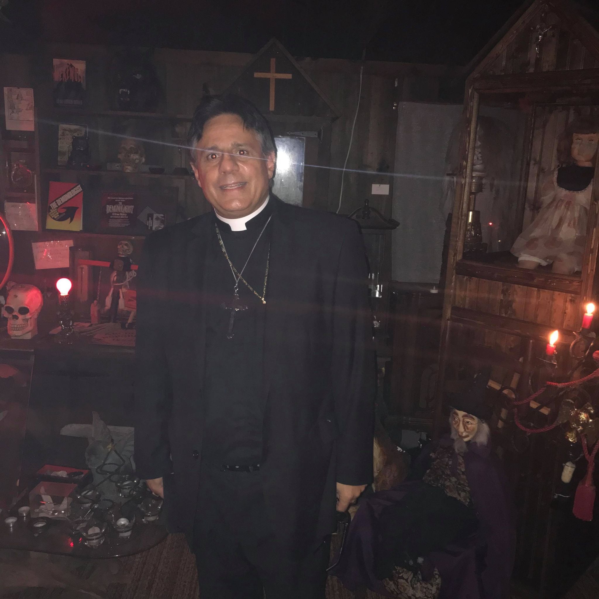 El sacerdote canadiense Platón Angelakis, quien fue ordenado sacerdote católico ortodoxo con los Oblatos de Santa Teresa en Wisconsin en 1999, es quien bendice dos veces al mes a la muñeca maldita Annabelle en el Museo de lo Oculto de los Edward y Lorraine Warren (ya fallecidos) en Estados Unidos.