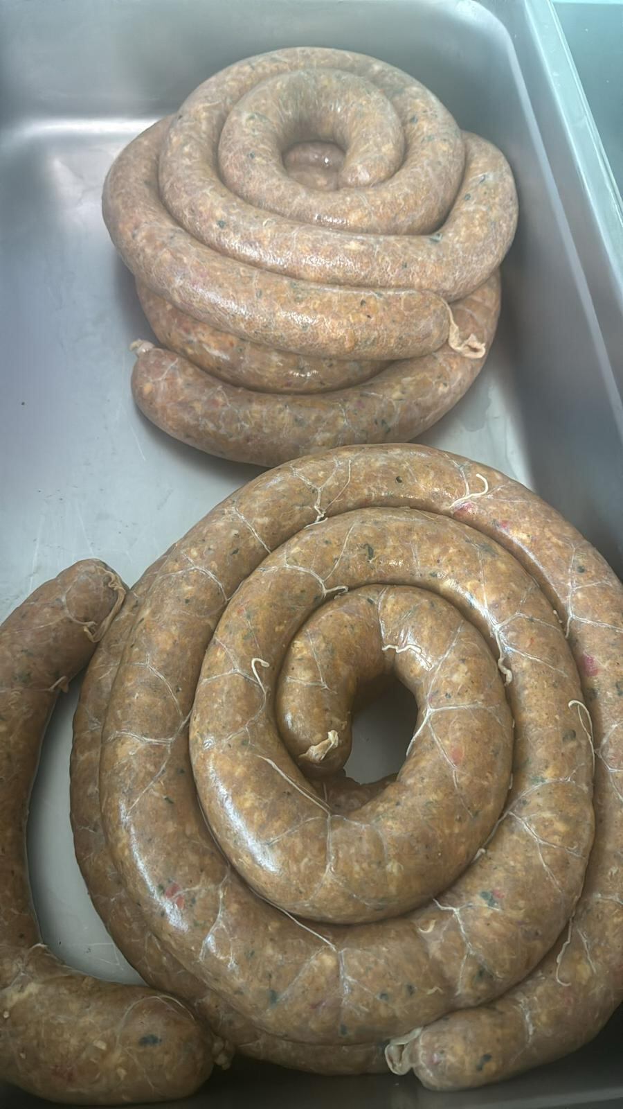 Matrimonio tico que vive en Estados Unidos hace su propio chorizo y salchichón