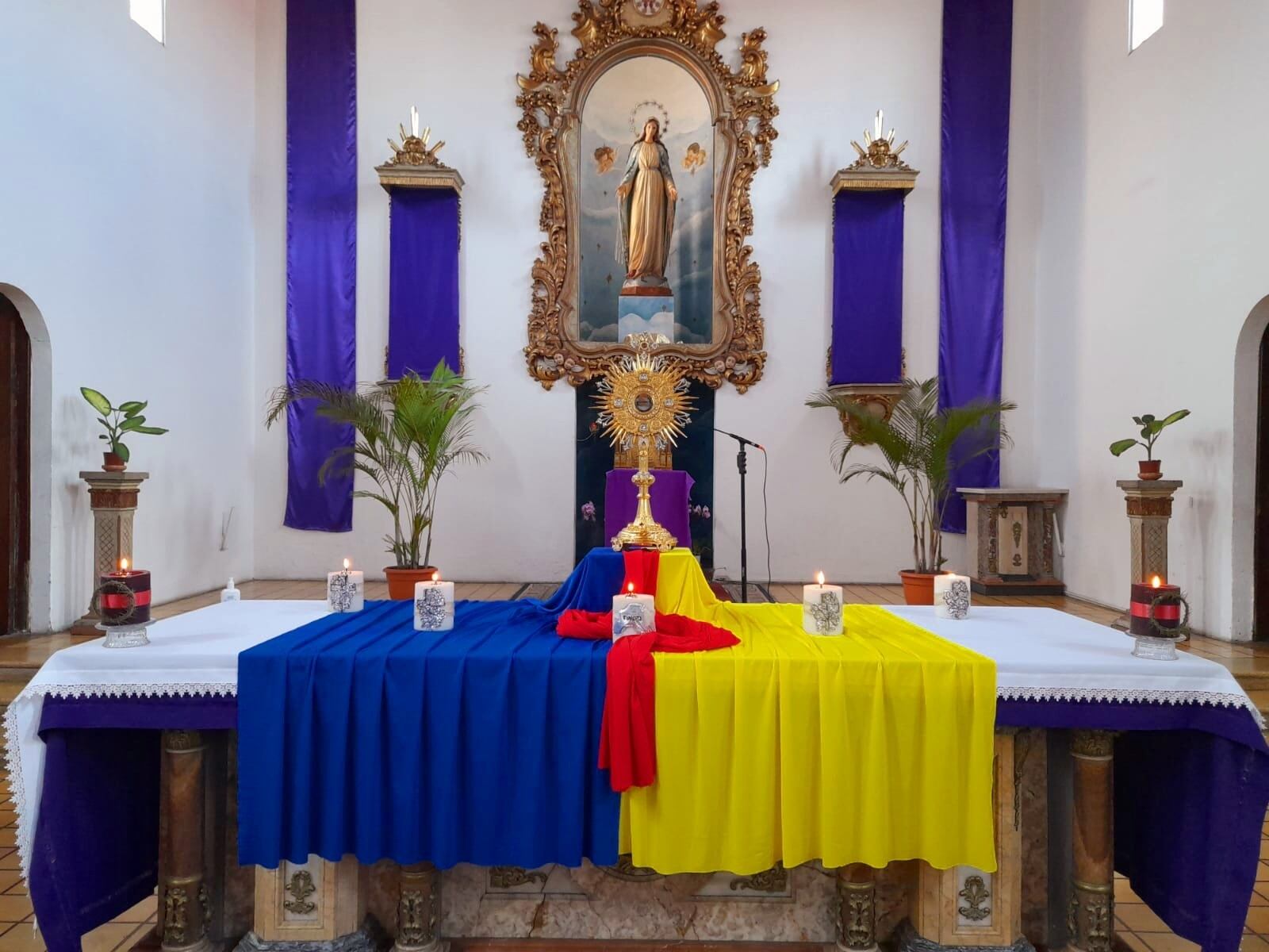 La parroquia de barrio Cuba en San José, Nuestra Señora de la Medalla Milagrosa, cubrió su altar con la bandera de Ucrania para que, en la Hora Santa de este jueves 3 de marzo, se rece por la paz mundial
