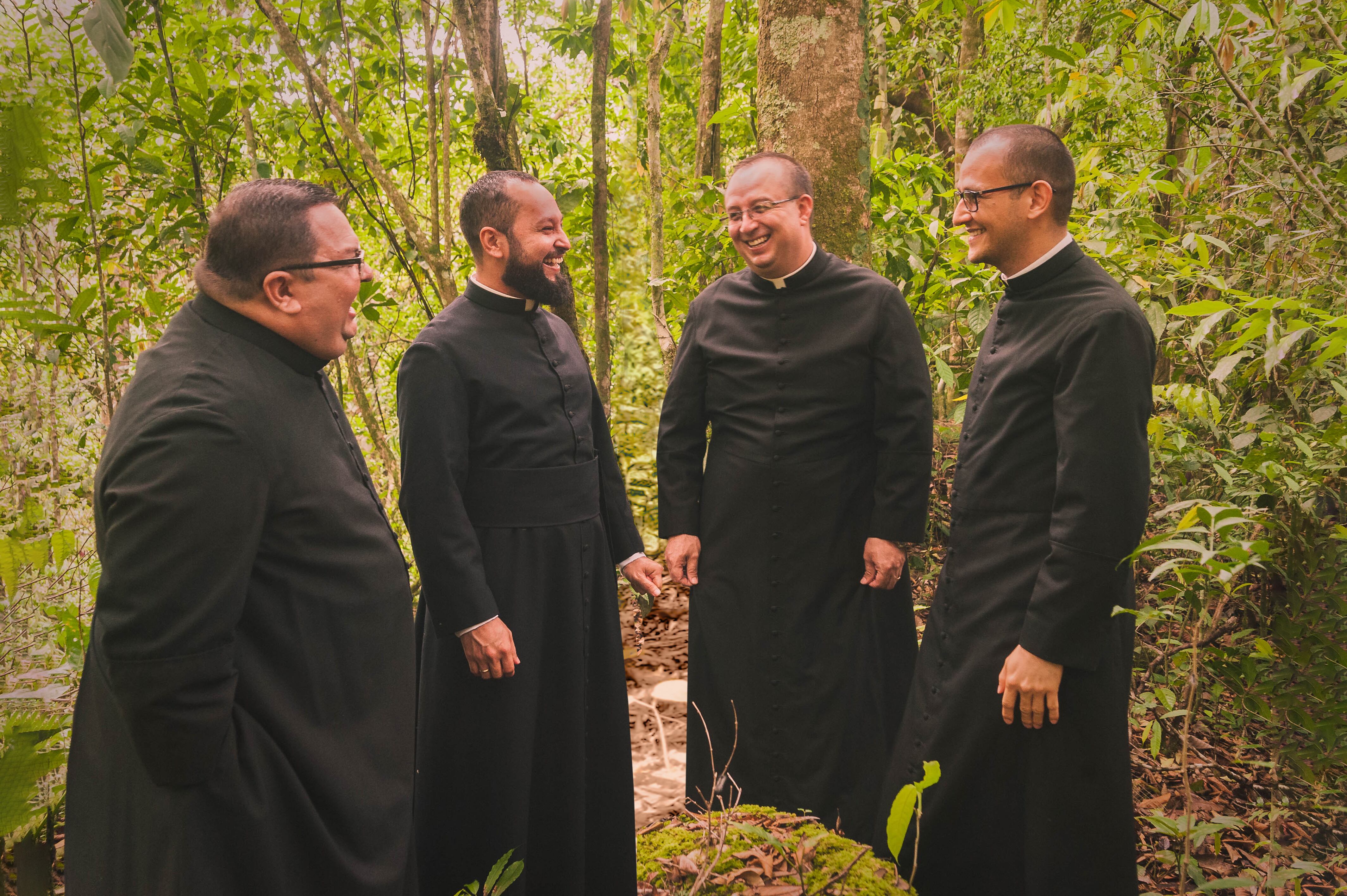 Cuatro sacerdotes de la diócesis de Ciudad Quesada están dándole duro, desde noviembre del año pasado, para tener listo un disco una semana antes de Semana Santa el cual se llamará “De la cruz a la resurrección”.