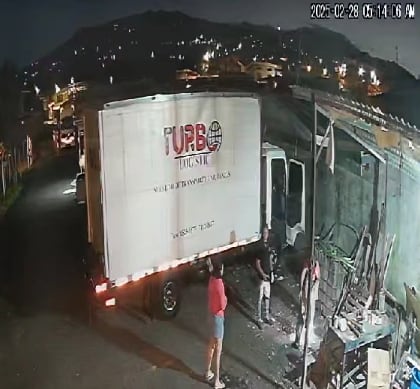 Una madrugada de aproximadamente 15 grados de temperatura fue lo que soportó la bebé abandonada en una bolsa de basura y debajo de un camión en Mercedes Norte de Heredia. Foto: Captura de video