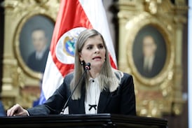 Proyecto de Laura Fernández cambiaría tope a tasas de interés de créditos, expertos advierten golpe al bolsillo