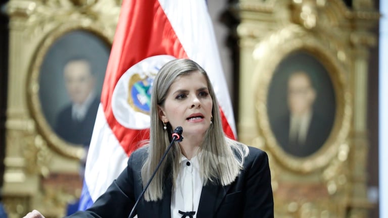 Proyecto de Laura Fernández cambiaría tope a tasas de interés de créditos, expertos advierten golpe al bolsillo