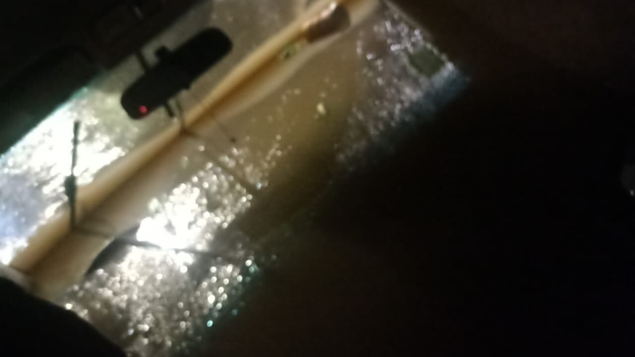 Conductor afectado por inundación en San Pedro. Foto Anthony Sánchez.