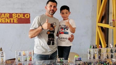 Niño tico de 7 añitos hace los muñequitos que colecciona gracias a la pasión que heredó del papá