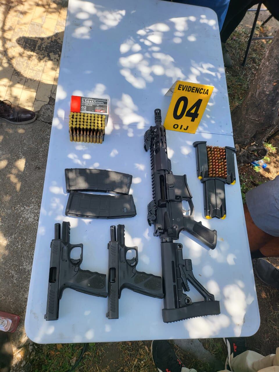 Estas fueron las armas decomisadas a los sospechosos. Foto OIJ.