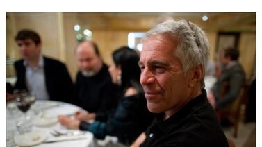 Nuevas fotos de Jeffrey Epstein salen a la luz: Estos son los famosos y políticos que aparecen