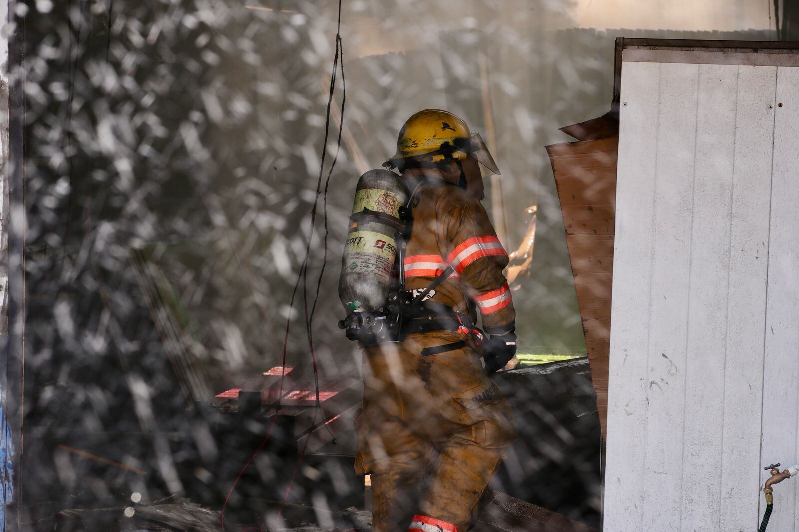 Emergencia en Cinco Esquinas de Tibás. El incendio de la bodega de materiales de Portones Salas puso en riesgo otras estructuras a 150 metros de la clínica local.