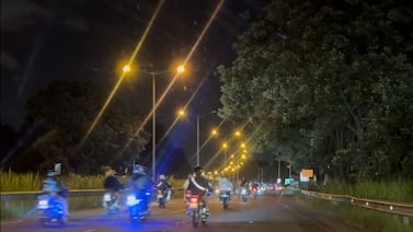 ¿A qué se expone un motociclista que realiza maniobras peligrosas y choca contra otro vehículo?