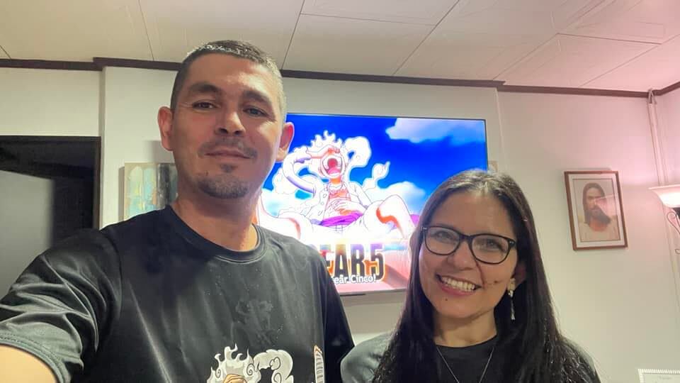 Se llama Sergio Contreras Méndez, es azucarero de nacimiento, de El Coyol de Turrialba, tiene 45 años, trabaja en el CINDEA de Turri y tiene 23 años de ser profesor de matemáticas. Es el Profe Sergio.