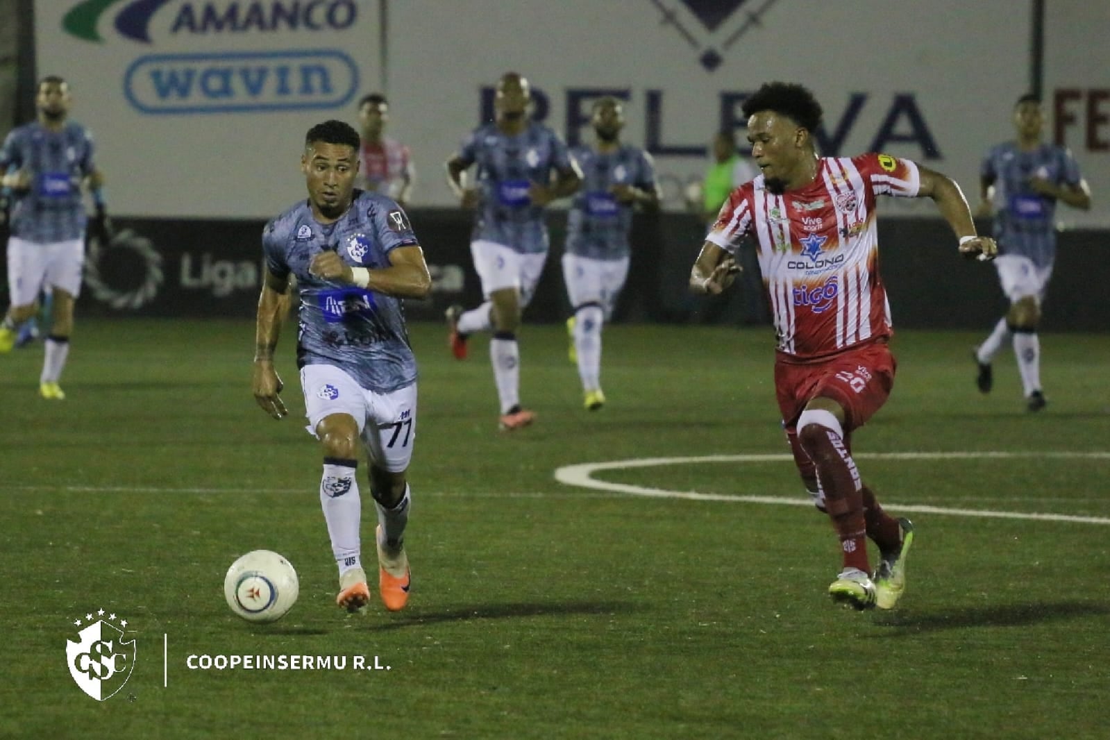 El delantero de Cartaginés, Jossimar Pemberton (izquierda) fue titular ante el Santos, pero no la pasó bien y uno de los culpables fue Armando Ruiz.