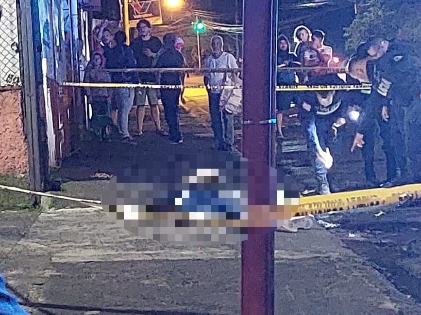 La víctima mortal quedó tirada sobre una acera. Foto cortesía.