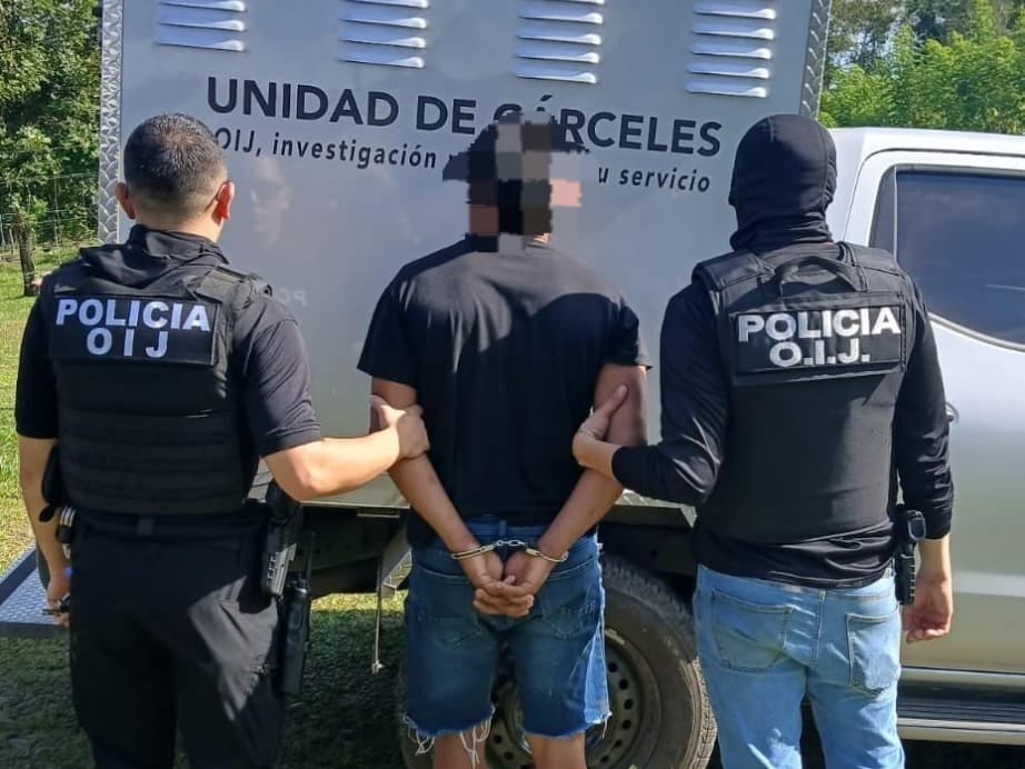 El muchacho de 17 años fue detenido en El Cairo de Siquirres.