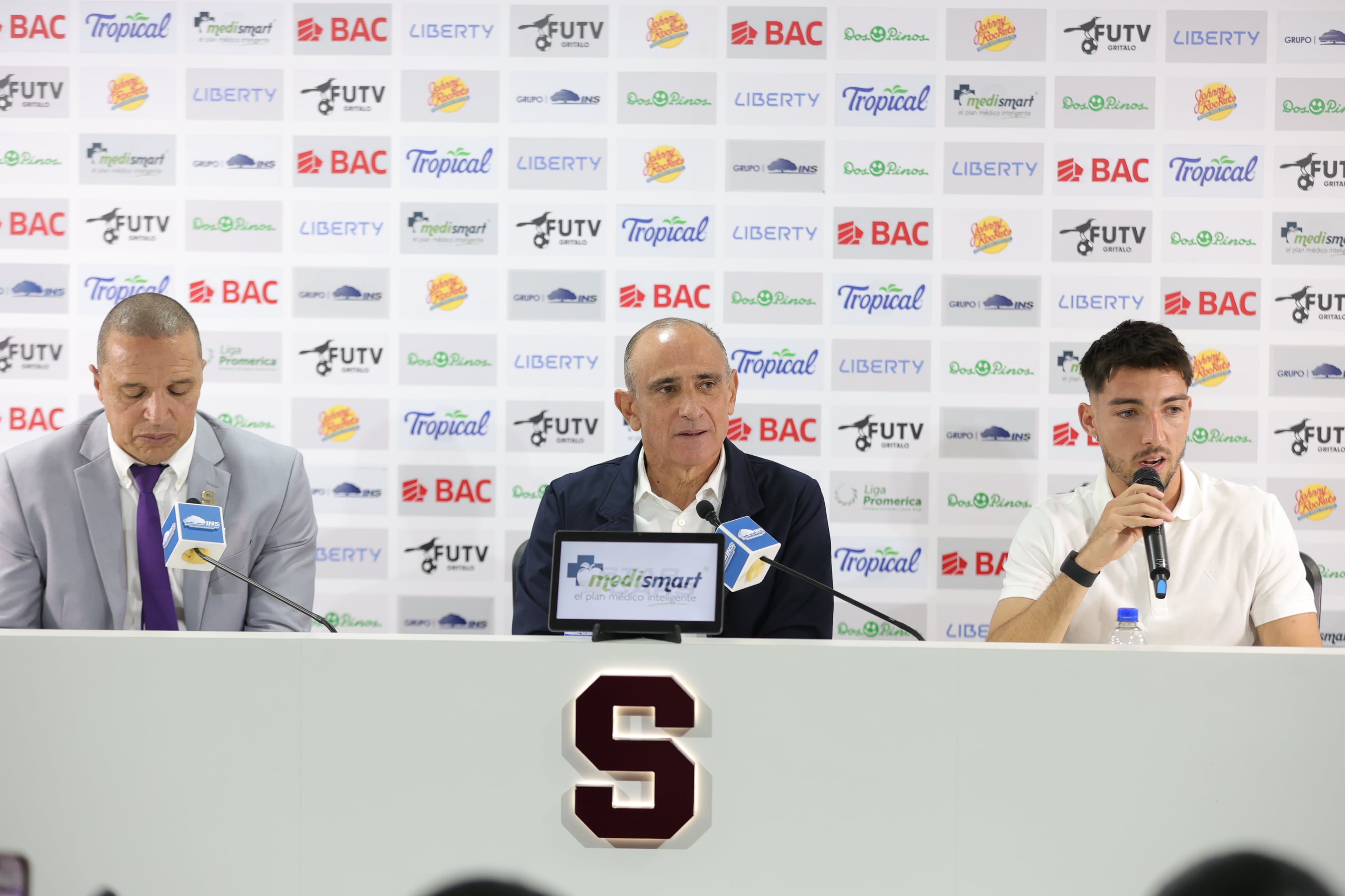 Conferencia de prensa y presentación de Erick Lonis y Mauricio Villalobos en Deportivo Saprissa / Foto John Durán
