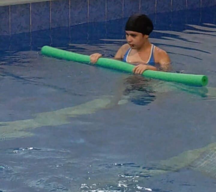 Alexandra Sibaja Mora, de 14 años, venció la muerte al ser víctima de un violento accidente de tránsito que casi le cobra la vida en Alajuela. Ella conoció al cruzrojista que le salvó la vida, Miguel Berrocal. Foto: Autorizada para Denia Mora