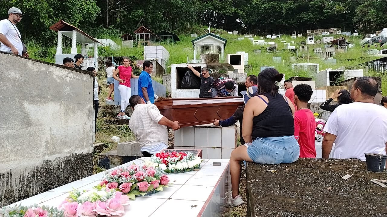 Los restos de Emilce Soto Jiménez por fin descansan como se lo merece, en el cementerio de Ciudad Neily, zona sur del país. Foto: Xenia Castro para La Teja