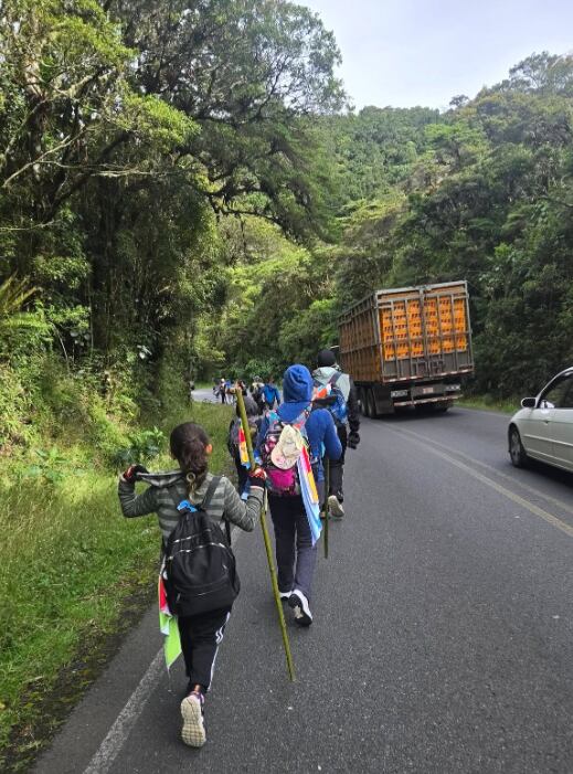 Johnny López, periodista de Más que noticias haciendo la romería 2025
