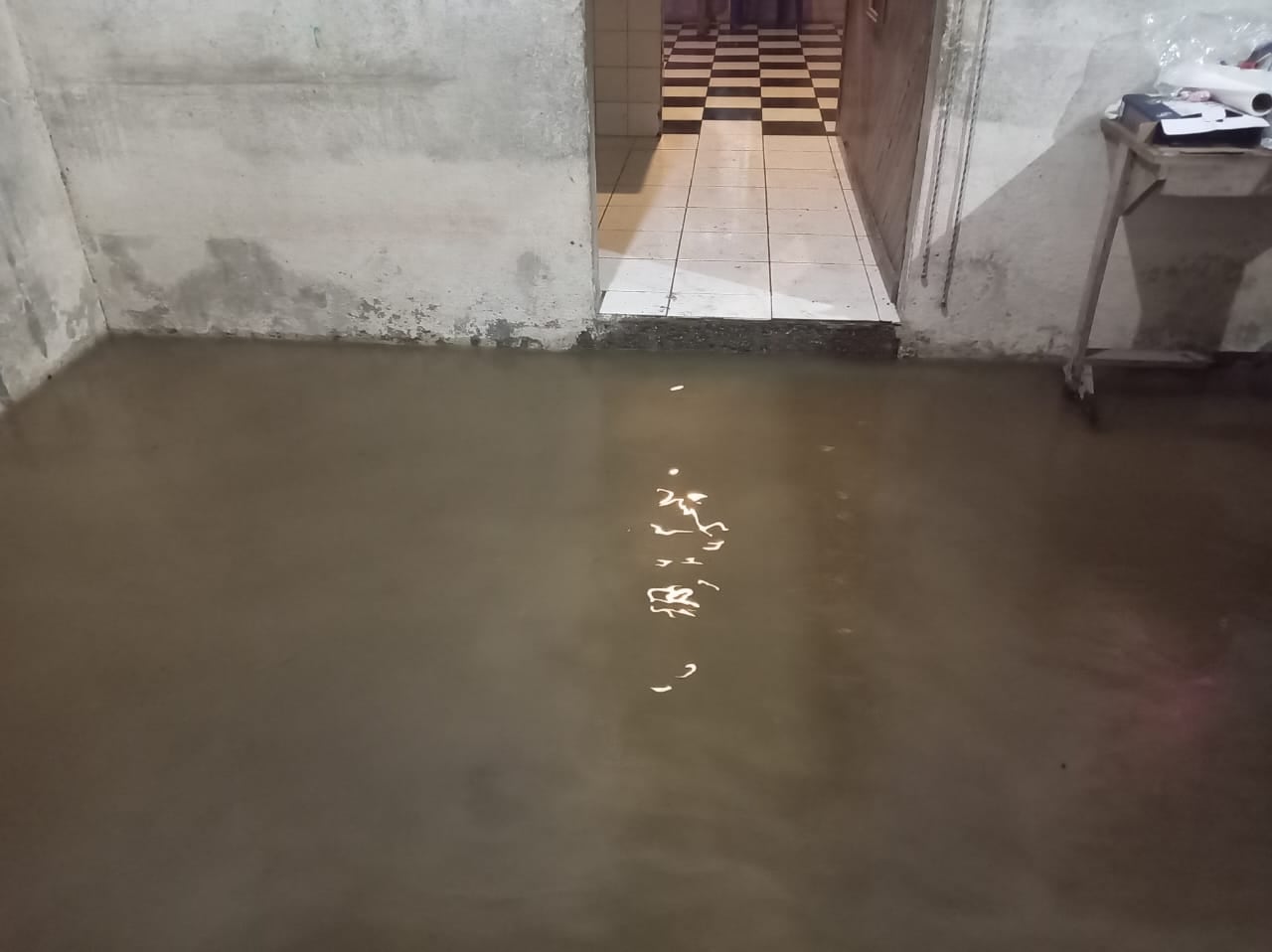 Dora Vanegas revisa el nivel del río Sarapiquí durante la noche.