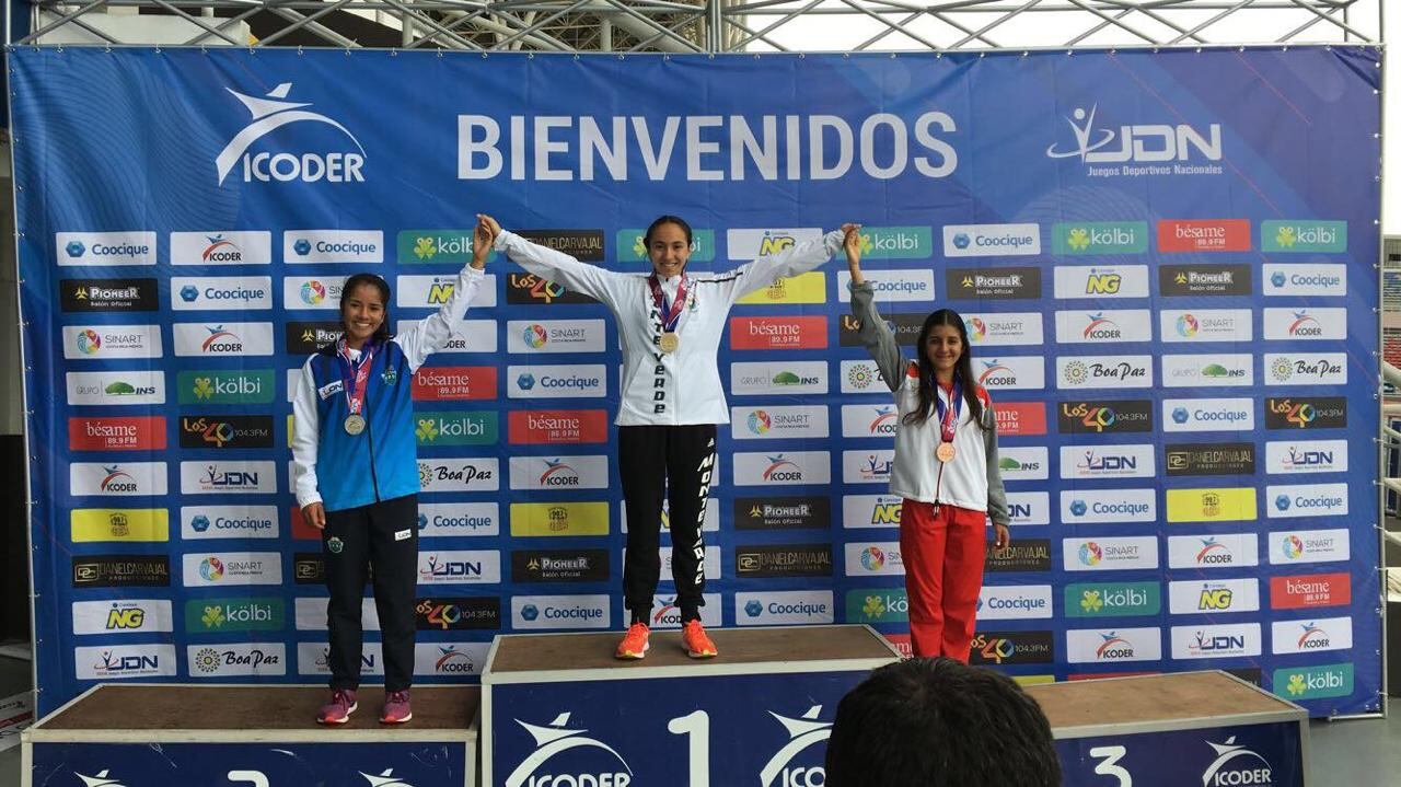 María Nellys Chaves Madrigal cruzó la meta de los 3.000 metros con obstáculos en los Juegos Deportivos Nacionales Limón 2026, no solo ganó una medalla de oro, con un tiempo de 10:48.94, la joven fondista de 22 años derribó un récord nacional que pertenecía a Gabriela Traña desde hace casi dos décadas.