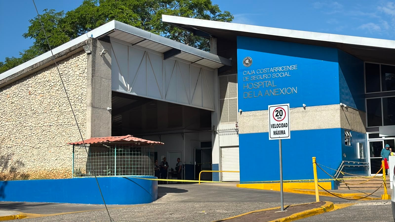 Así es como amaneció el hospital La Anexión en Nicoya, el sábado 8 de agosto del 2026 tras la balacera dentro del centro médico en donde mataron a un sujeto de apellidos Valverde Matarrita, de 32 años. Foto: Cortesía Guananoticias