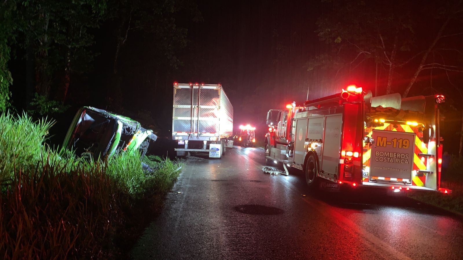 Violento choque entre tráiler y bus en Sarapiquí. Fofo Bomberos.