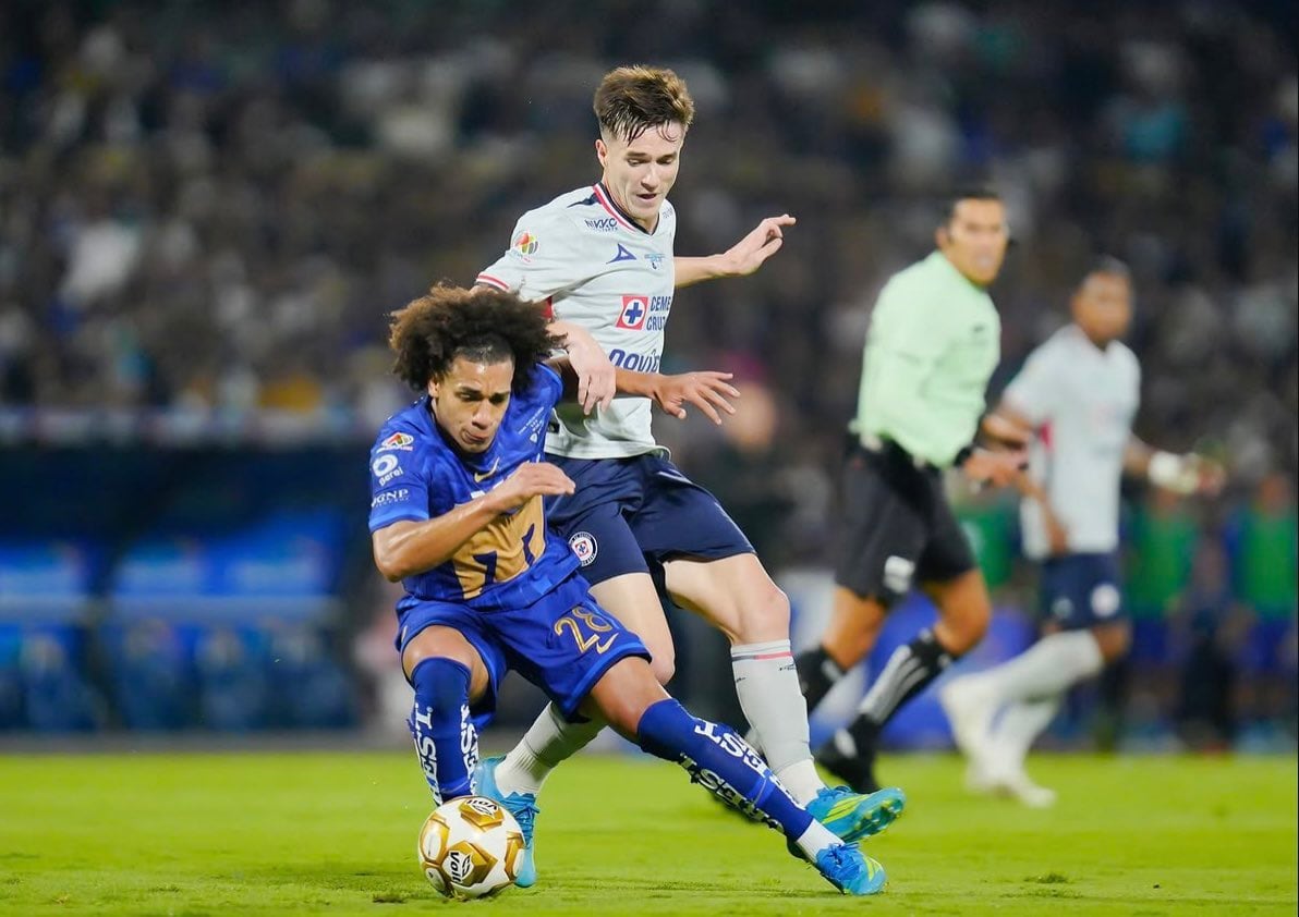 Adalberto "Coco" Carrasquilla salió lesionado del partido entre Pumas y Cruz Azul.