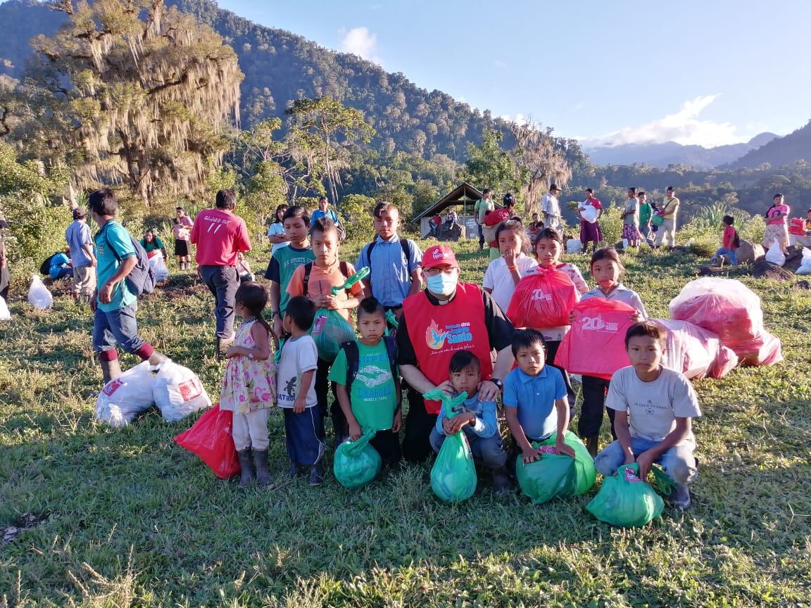 Desde el 13 y hasta el 20 de diciembre, Obras del Espíritu Santo, lideradas por el sacerdote Sergio Valverde, recorrió todo el país repartiendo jamita y regalos a 35 mil niños.