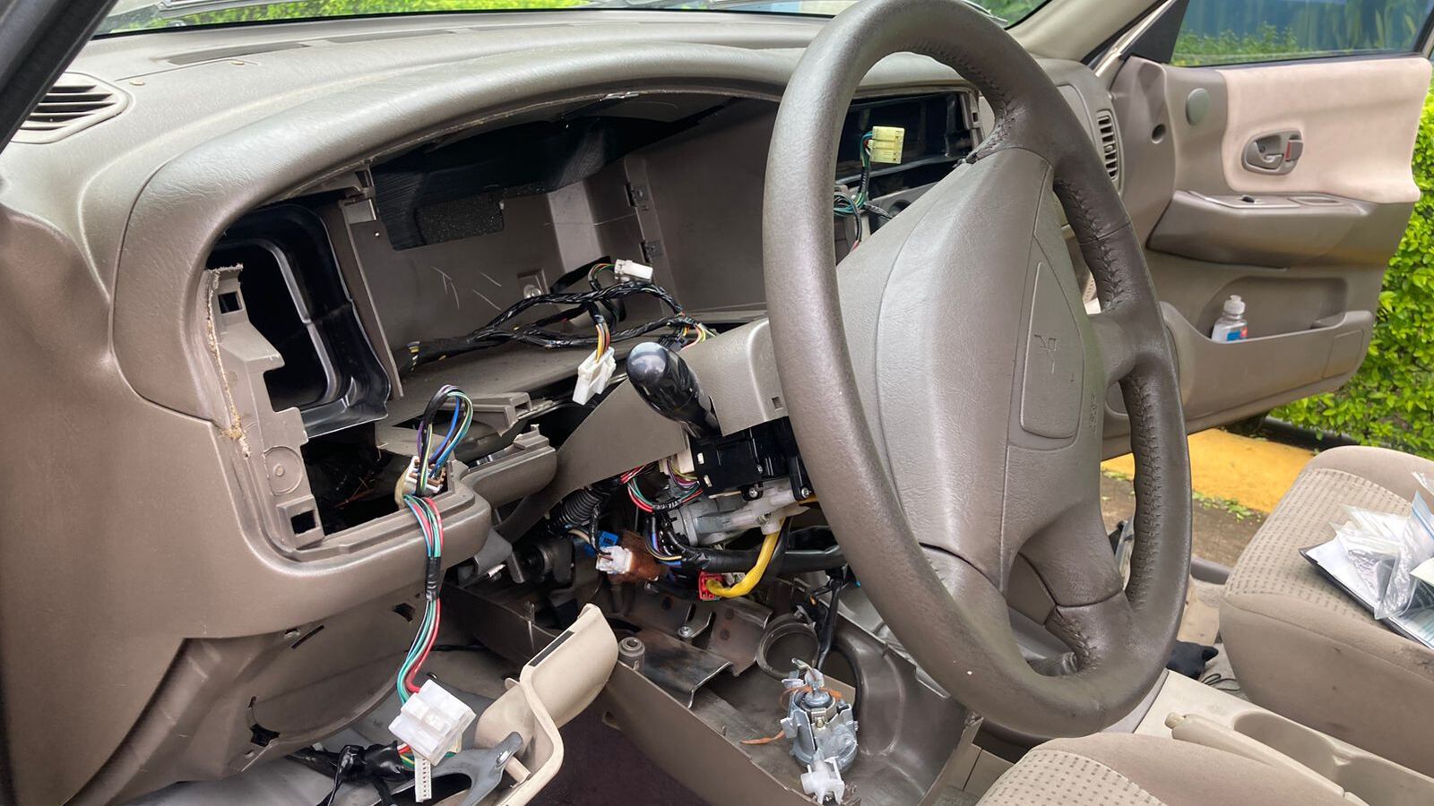 Los agentes de Robo de Vehículos del OIJ de San José lograron recuperar un carro que fue robado en Cartago y que estaban desmantelando en Alajuela. Foto: OIJ