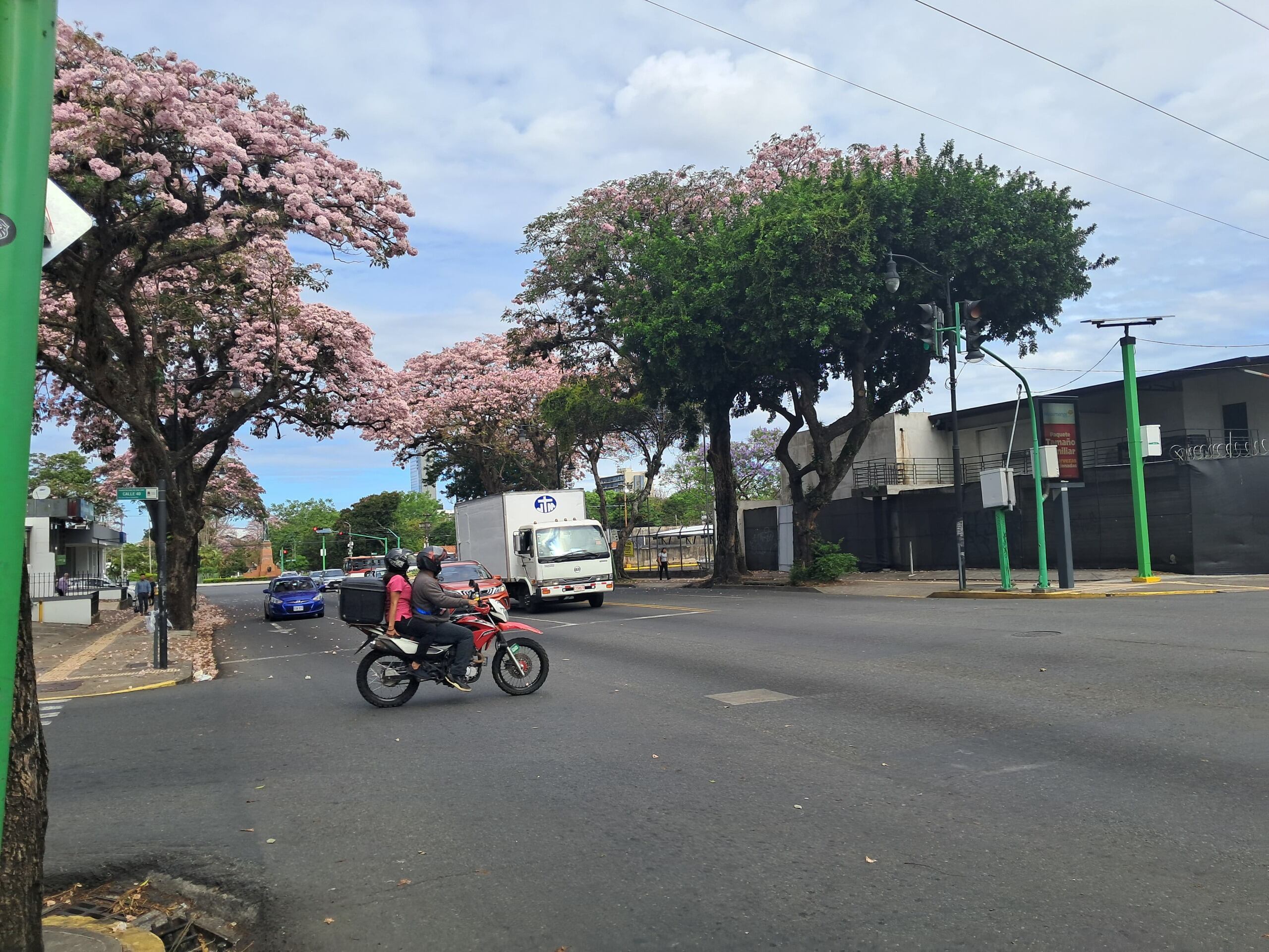 Los motociclistas y sus acompañantes deben utilizar el casco de forma correcta para no exponerse a una alta multa.