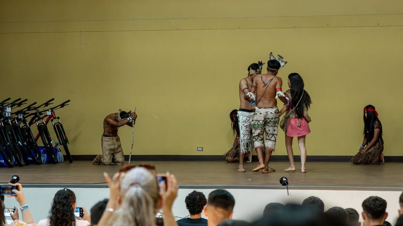 Cien niños y jóvenes de la etnia cabécar, ubicada en Alto Chirripó, recibieron una super bicicleta que está especialmente fabricada para el barro y los malos caminos.