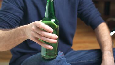 Hombre solamente bebió cervezas durante un mes y este fue su trágico final