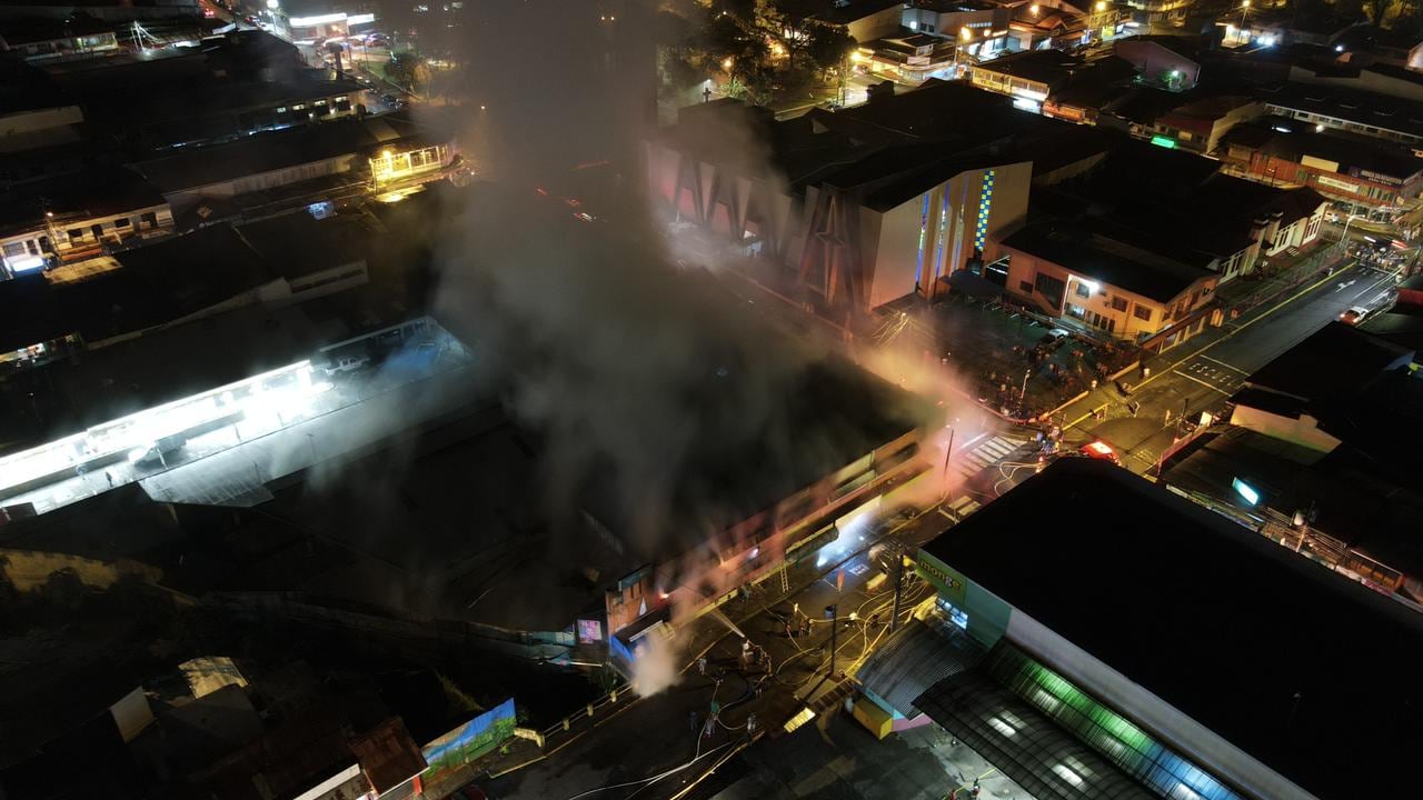 Un dron tomó fotos aéreas del incendio en el mercado de Turrialba este 2 de abril, Viernes Santo del 2021