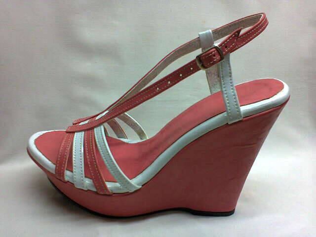 Enrique Guadamuz abrió su zapatería en Costa Rica