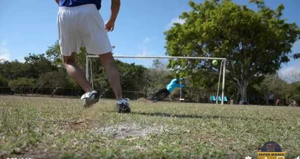 Carlos Alfaro Cascante tiene 32 años y es relacionista público. Él se convirtió en el protagonista de las redes sociales del supermercado familiar Súper Mario.