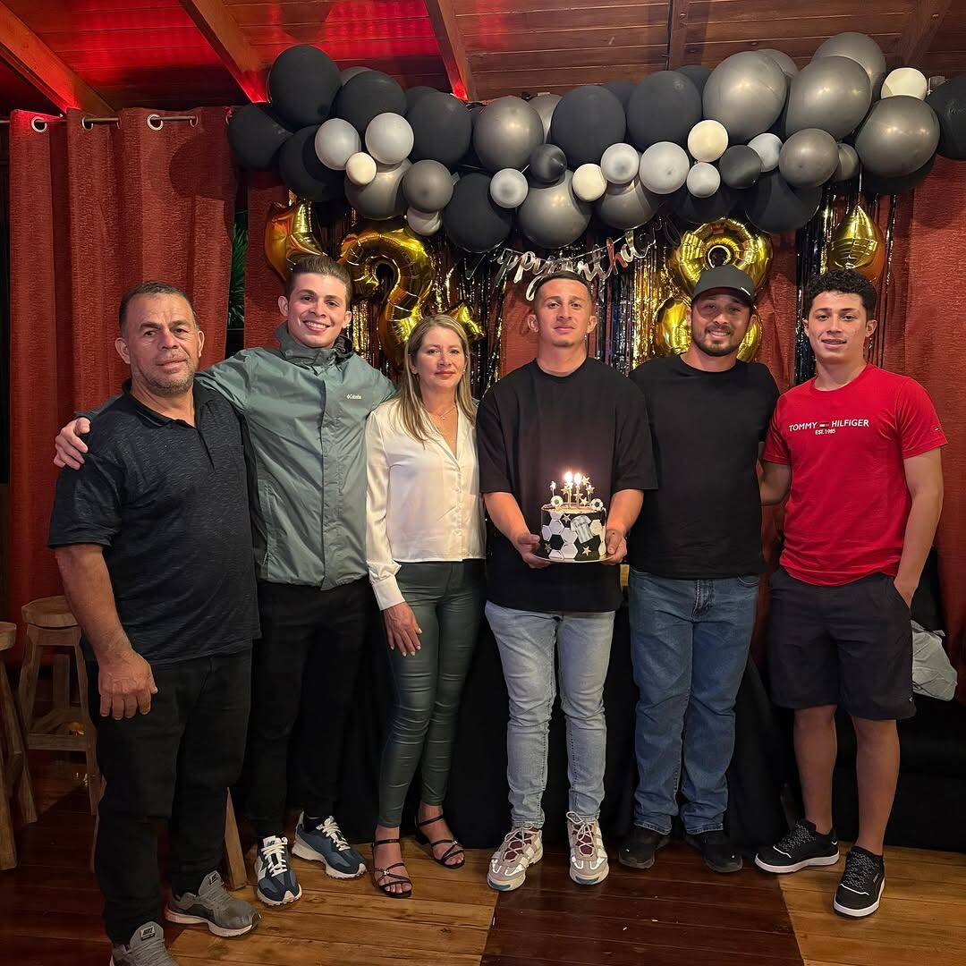 El portero de Pérez Zeledón Bryan Segura llora la pérdida de su hermano Christian (segundo a la izquierda). Instagram Bryan Segura.