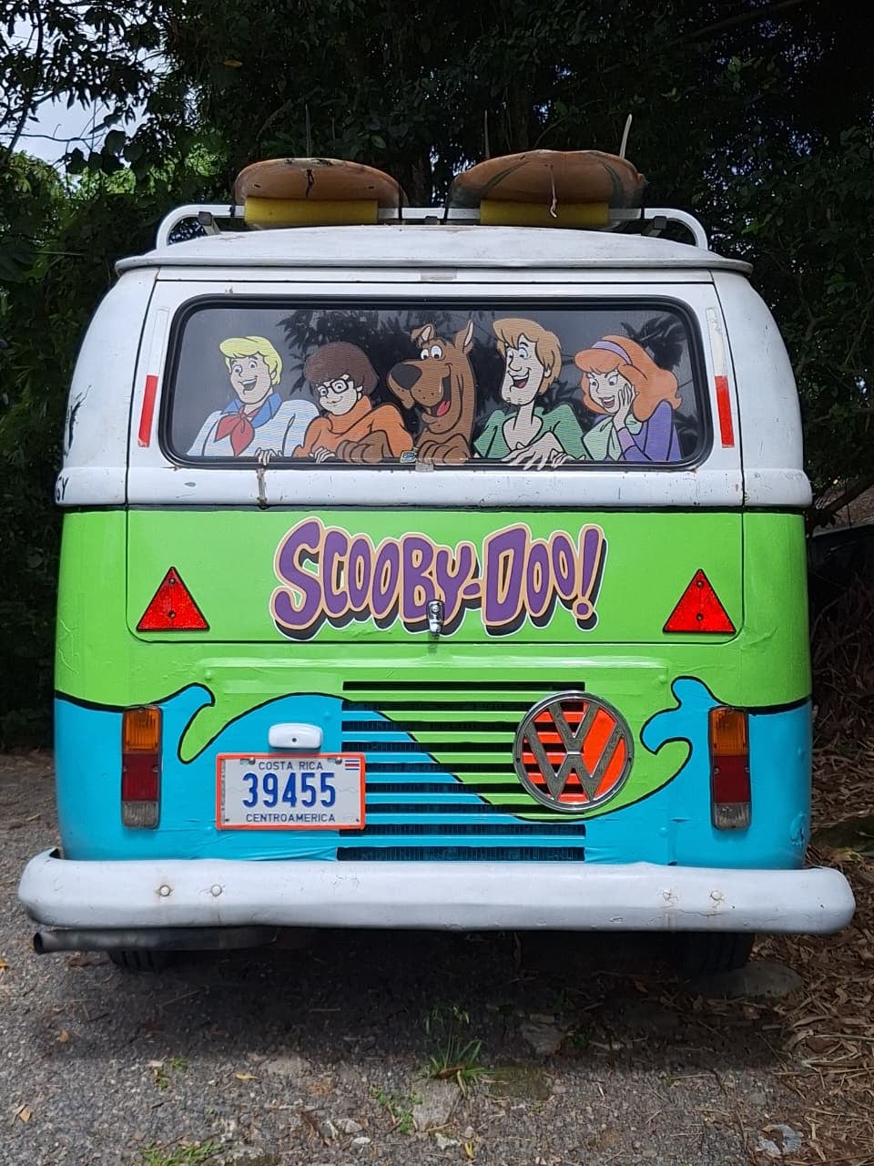 El guapileño Johan Quesada Quirós transformó en La Máquina del Misterio de la fábula Scooby Doo una Volkswagen Combi de 1971 con pintura hecha por él mismo y la usa todos los días para ir a trabajar.