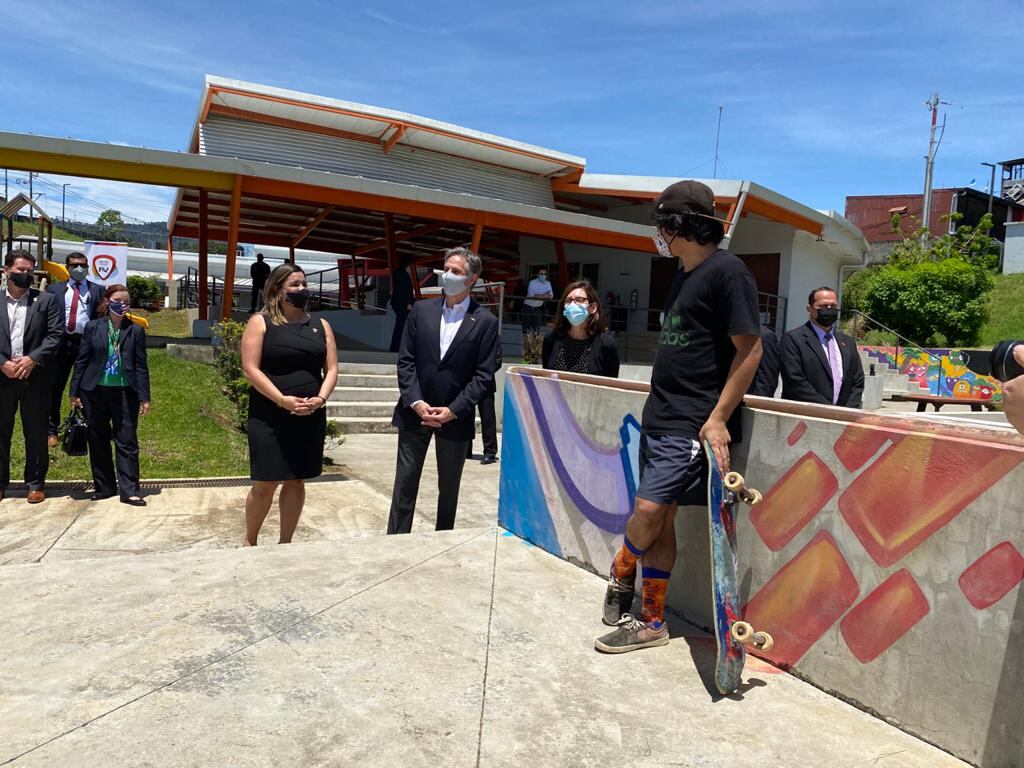 El secretario de Estado de Estados Unidos, Antony Blinken, visitó la mañana de este 2 de junio el Centro Cívico por la Paz (CCP) que está en Desamparados y quedó impresionado de ver cómo se lucha con los jóvenes, de la mano de la estrategia Sembremos Seguridad, para lograr barrios más seguros y personas de bien para el país.