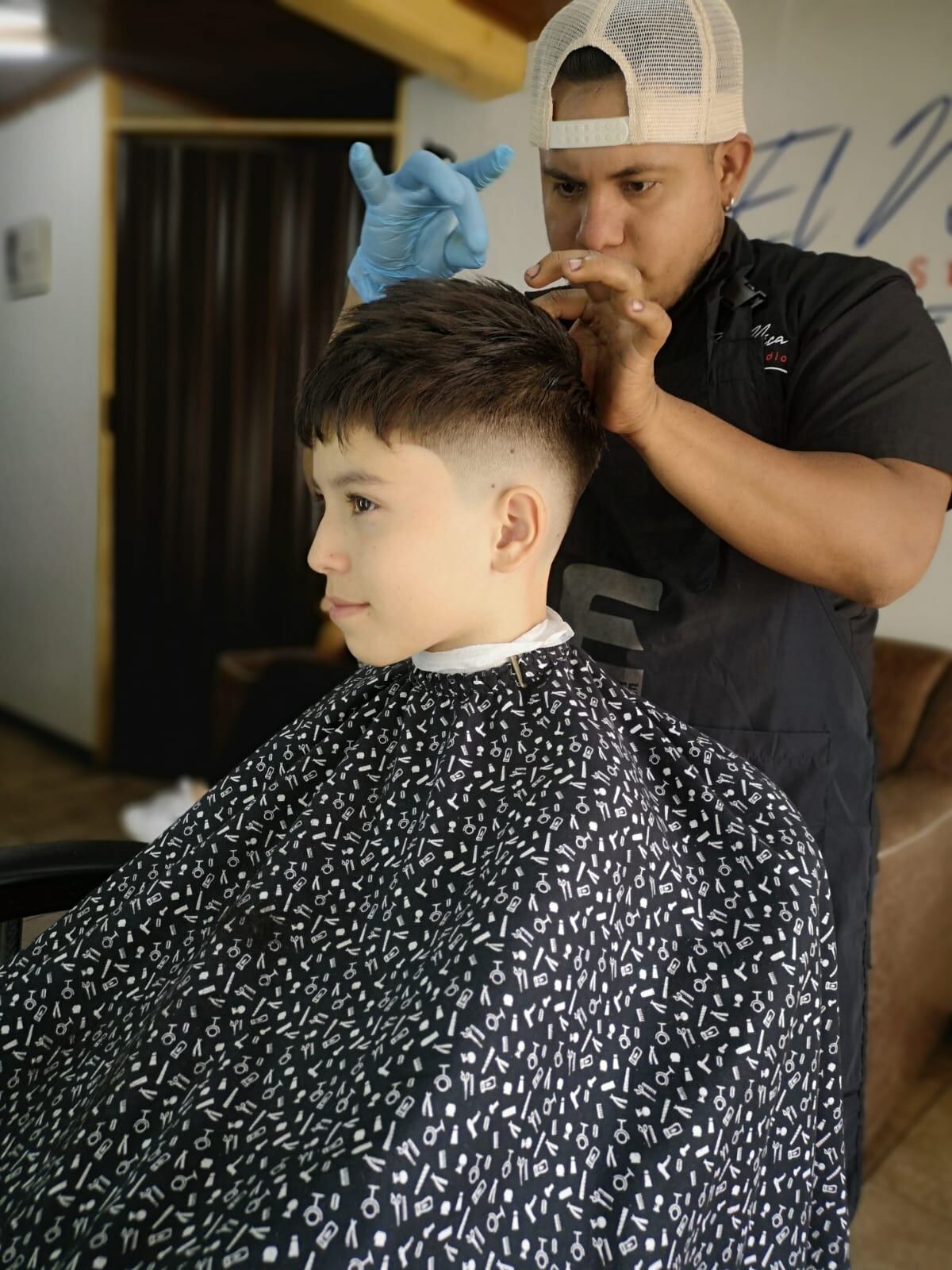 Jose Huembes Pavón es nicaragüense y armó su propia barbería en nuestro país.