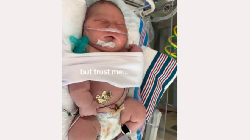 Shelby Martin posó con su bebé Cassian, quien nació con un peso de casi seis kilos.