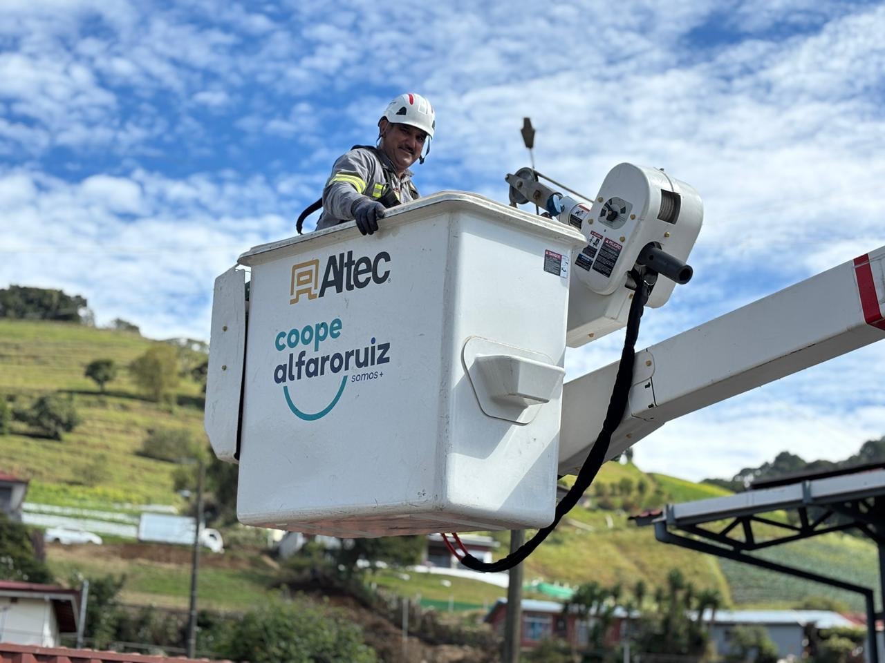 Gerardo Retana Vargas es un héroe sin capa. Él ha sacrificado 15 Navidades para que a usted no se le enfríe el tamal, ni la pierna de cerdo, incluso para que pueda ver el arbolito de Navidad bien iluminado en las fiestas.