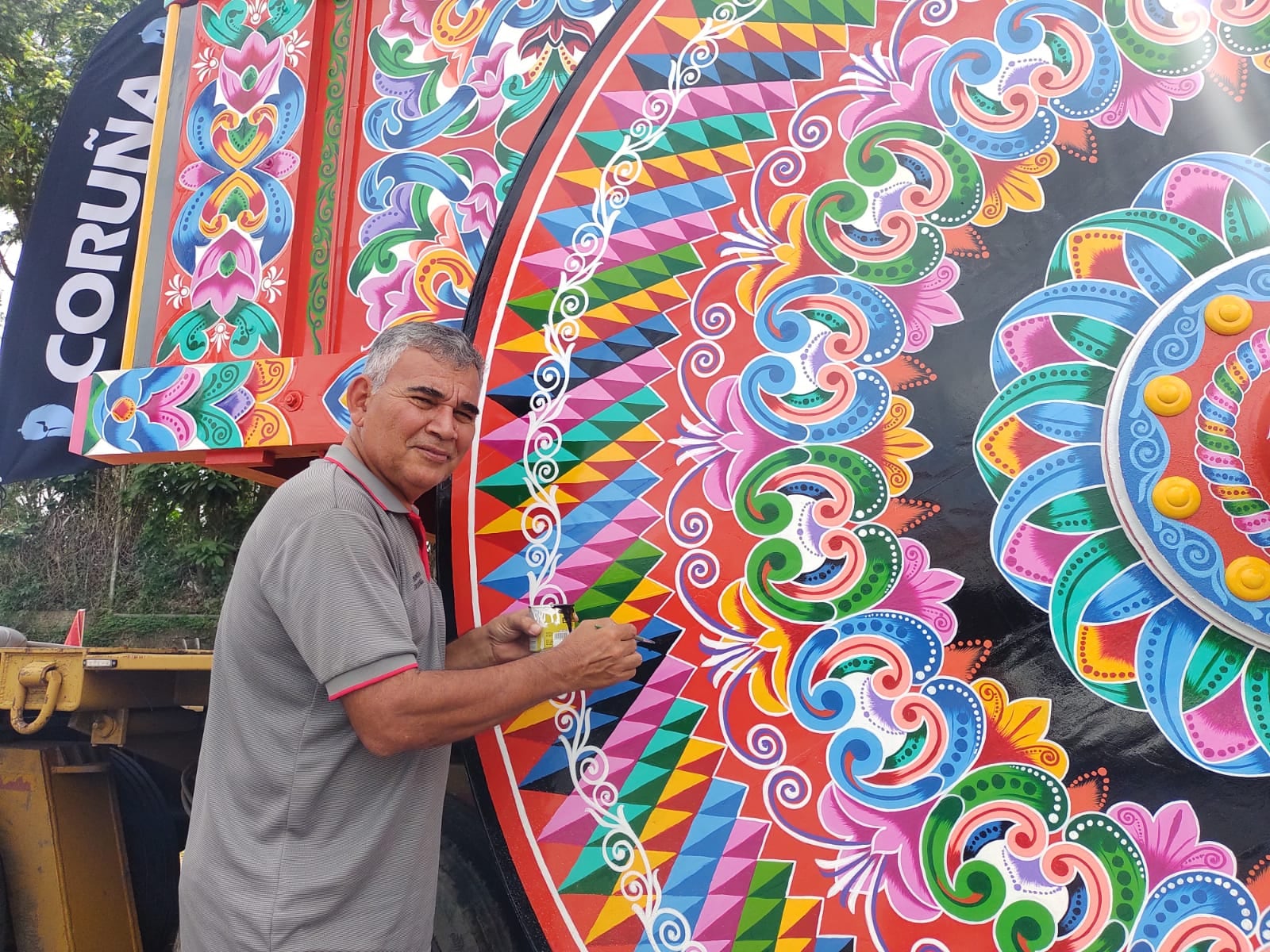 En el proceso de restauración, Ronald Alpízar fue el artista encargado de pintar la carreta más grande del mundo que tienen en Sarchí.