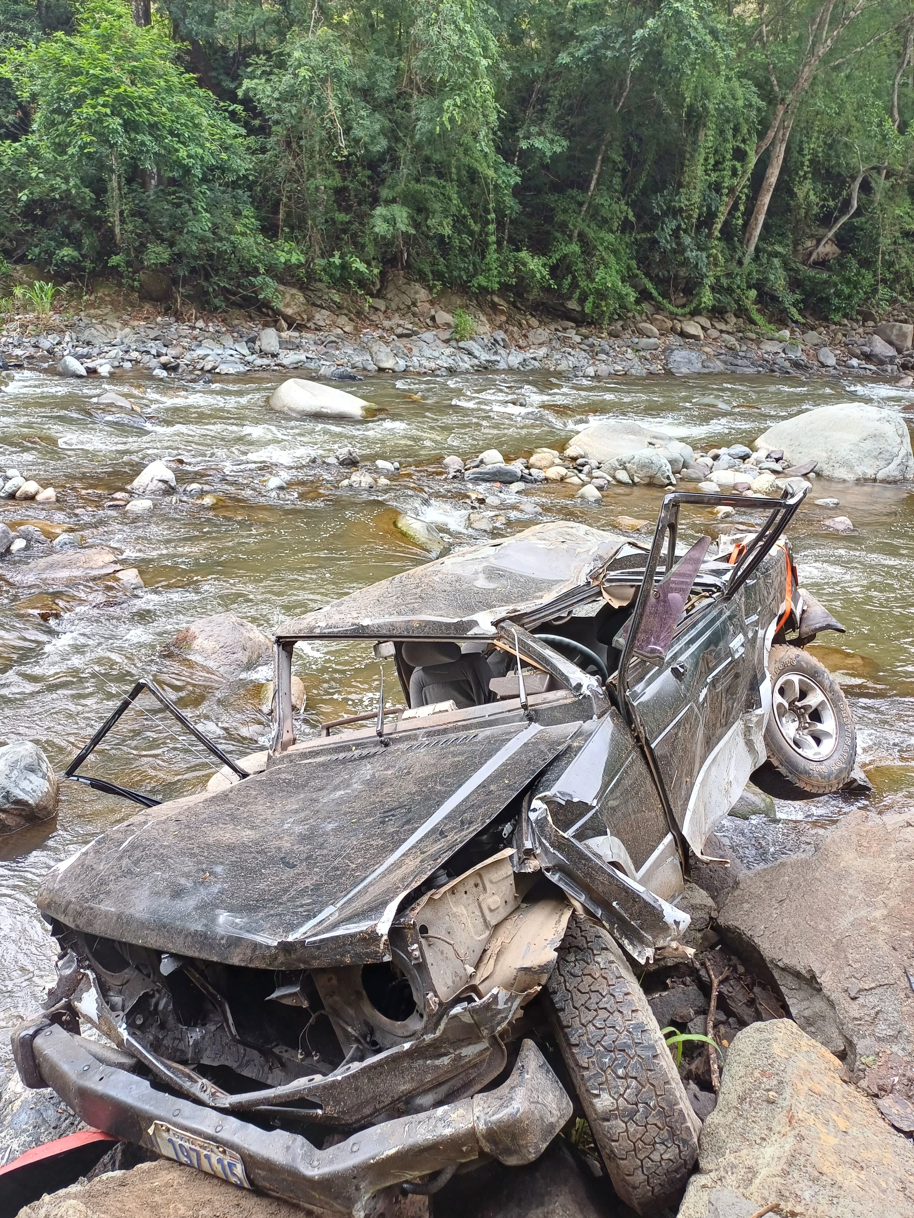 El carro quedó completamente despedazado tras la caída. Foto Cortesía.